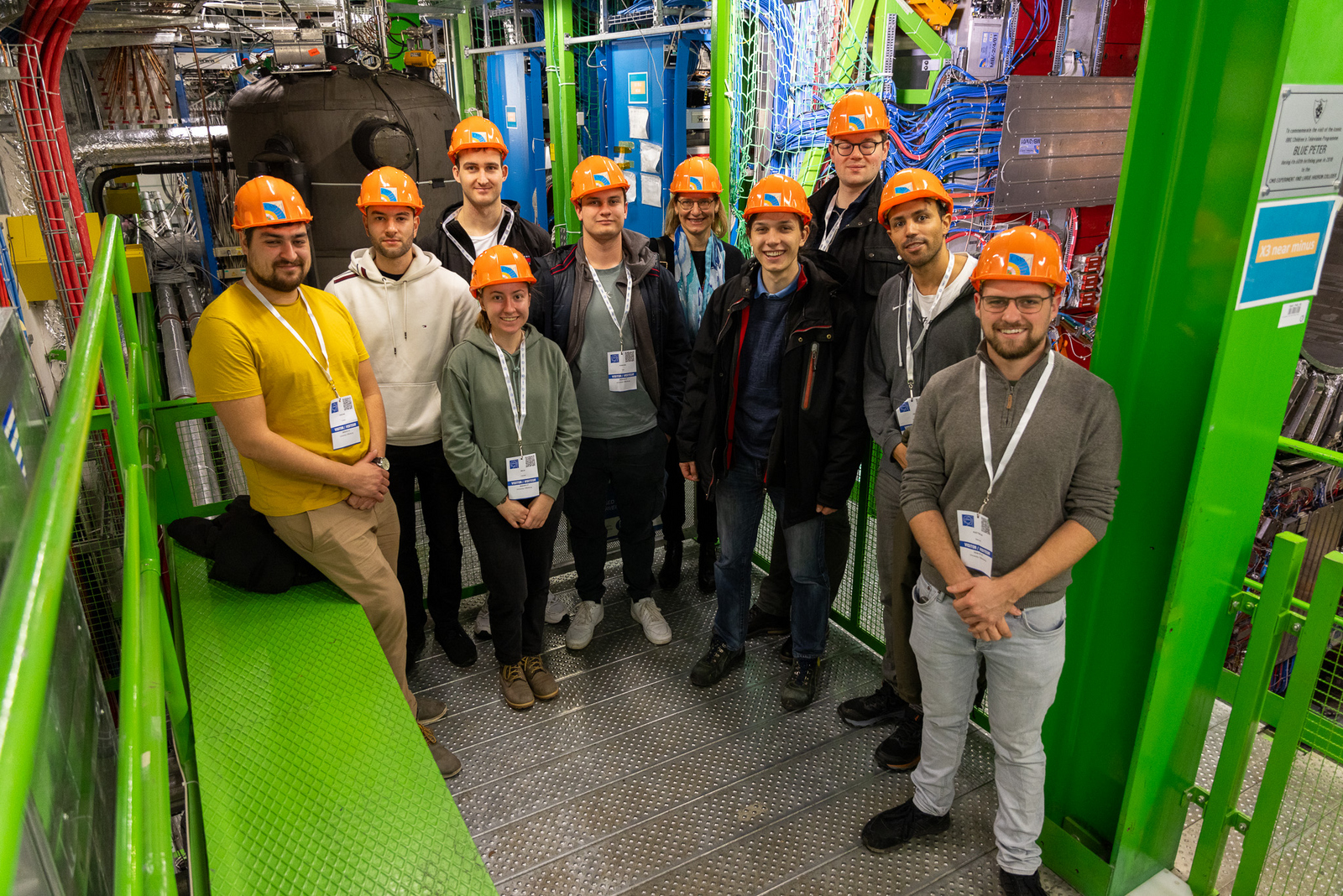 Gruppenfoto der Studierenden mit Helmen im CERN