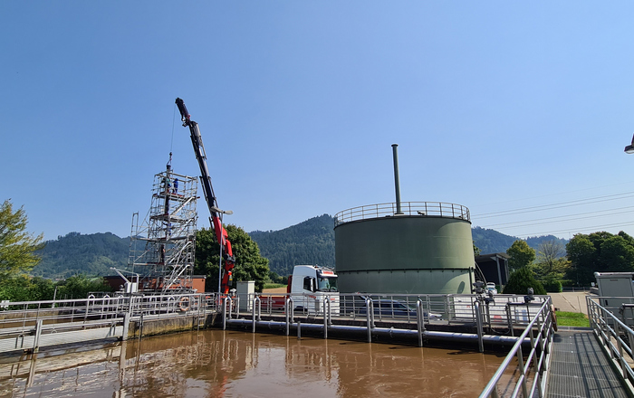 Kläranlage und links daneben Low-Cost-Elektrolyseur und patentierter Methanisierungsreaktor im Aufbau per Kran