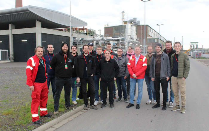 Gruppenfoto vor dem Shell Energy and Chemicals Park Rheinland
