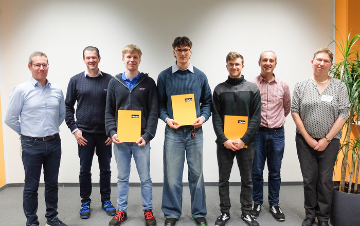 Gruppenfoto Preisträger mit Urkunden und Auszeichnende