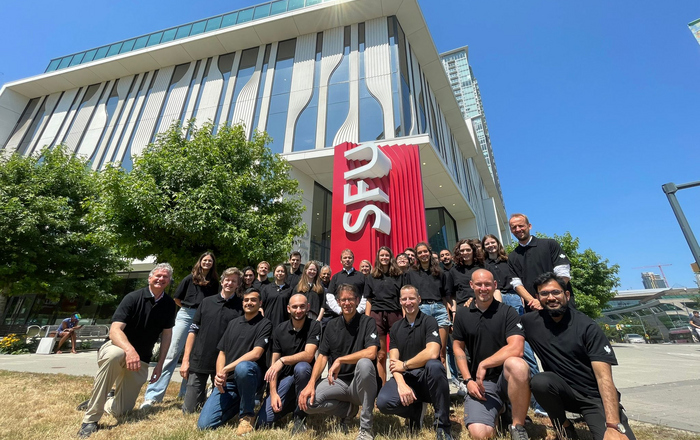 Gruppenfoto der Teilnehmenden der Summer School vor der Simon Fraser University