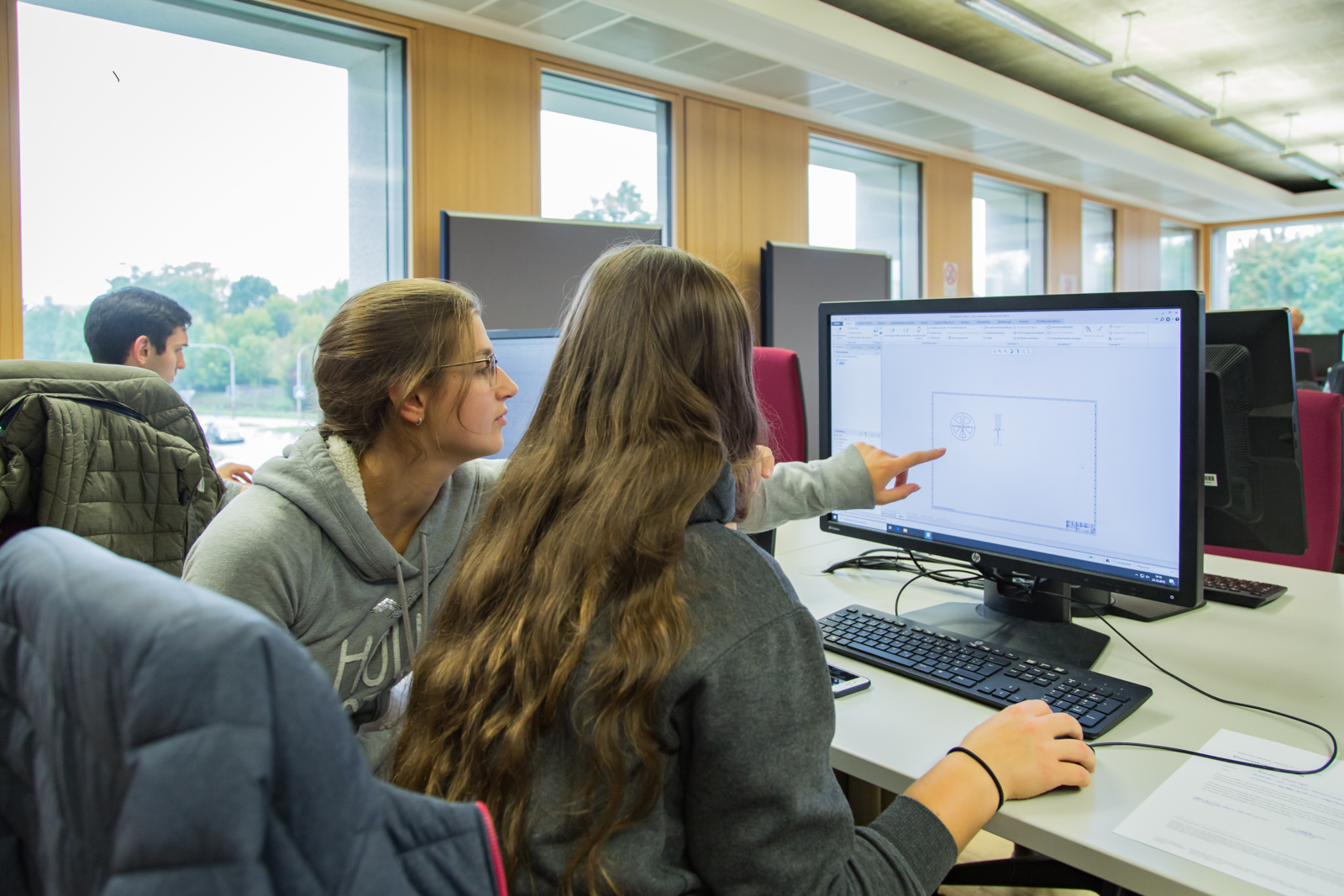 CAD Labor zwei Studentinnen vor dem Bildschirm